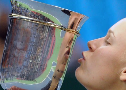 La tenista danesa Caroline Wozniacki besa la Copa del Kremlin el 21 de octubre en Moscú