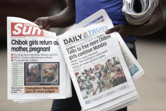 奈及利亞當地報紙以頭條報導部分「奇波克女孩」獲釋的消息。（美聯社）