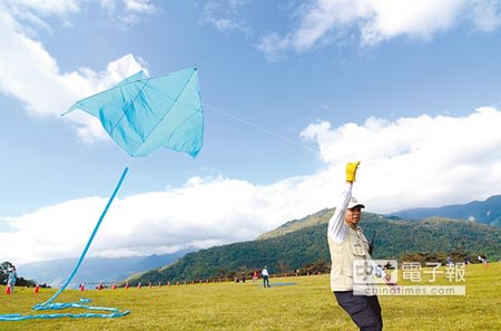 巨型的領航風箏氣勢驚人，能帶動造型風箏往上飛。（黃力勉攝）