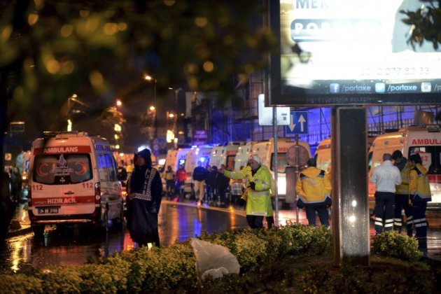 土耳其伊斯坦堡一間夜店在跨年夜遭到兩名歹徒攻擊，造成至少數十人受傷。多輛救護車趕至現場待命。（美聯社）