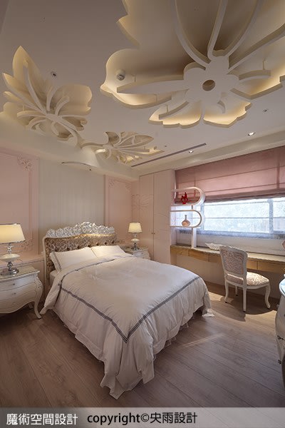 女孩房揉入適度淺粉色，天花板精製立體花卉造型，浪漫滿屋。
