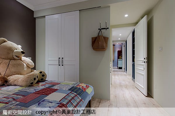 睡眠區外規劃了小更衣室，採用滑門方式輕巧不佔空間。