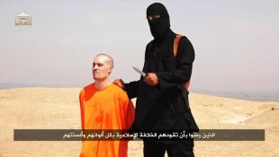 伊斯蘭國公布錄影帶，片中穿著橙色囚衣的美國記者佛利，遭到伊斯蘭國黑衣男子斬首。（圖／台灣醒報）