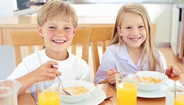 لماذا يعتبر الإفطار أهم وجبة بالنسبة للطفل؟ 382571
