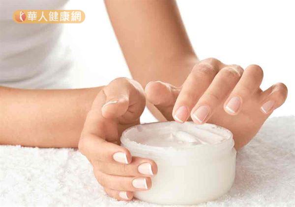 保護指甲，平時可在手部及指甲上擦一些潤膚乳液，給指甲適當的滋潤。
