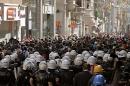 Turchia, polizia usa lacrimogeni e cannoni acqua per   respingere folla