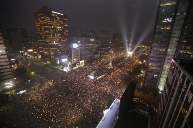 南韓民眾11月5日再度走上街頭，要求朴槿惠立刻下台。（美聯社）