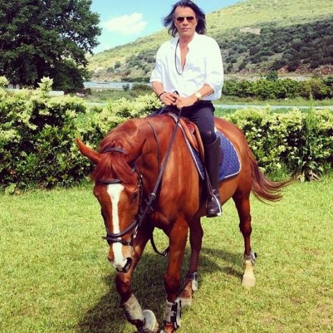 Ποιος ΔΙΑΣΗΜΟΣ Έλληνας και ΥΠΟΨΗΦΙΟΣ δήμαρχος κάνει βόλτες καβάλα στο άλογο;;; ΦΩΤΟ