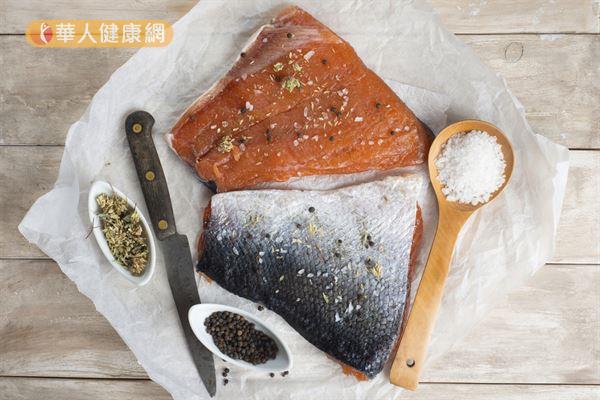 鮭魚、鮪魚、鱈魚等魚類富含Omega-3脂肪酸，適量補充有助舒緩情緒。
