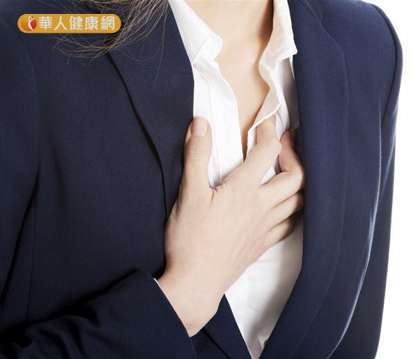 急性心肌梗塞發作的典型症狀為胸口壓迫感，甚至合併胸痛、呼吸、困難盜汗。