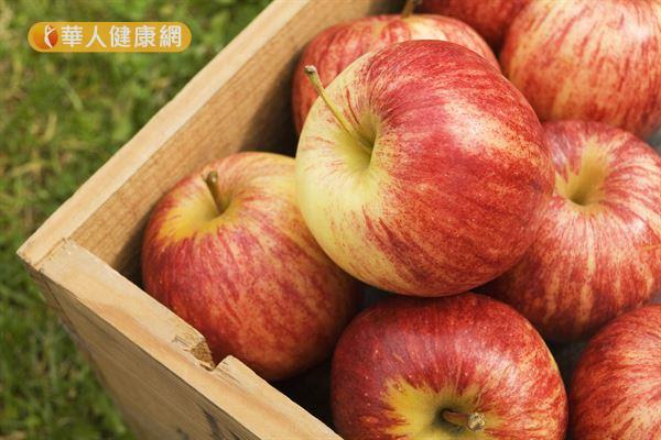 蘋果果膠會吸附血液中的膽固醇，能有效將膽固醇排出體外，因此被譽為「血管清道夫」。