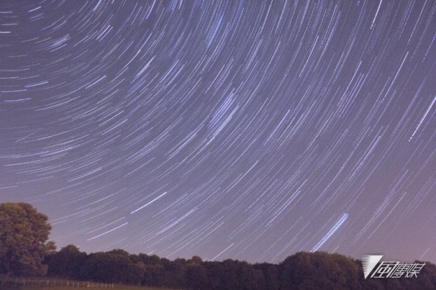 一年一度的英仙座流星雨將於明日落下，若天氣好，一小時流星上看 200 顆。（圖／Dominic Alves＠flickr ）