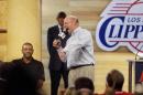 Steve Ballmer, nuevo dueño de los Clippers de Los Angeles, grita durante un discurso el lunes 18 de agosto de 2014 (AP Foto/Jae C. Hong)
