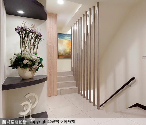 采舍空間設計巧用木格柵線條串連樓層梯間，俐落結構富設計感且具安全功能性。