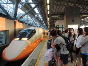 為了能有效疏運國慶連假人潮，台灣高鐵將分別於今（8）日晚間及9日上午，再各加開一班南下各站停靠的全車自由座列車（商務車廂除外）。