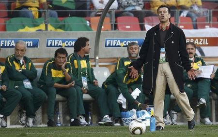 Pelatih Brasil Dunga dalam laga perempat final Piala Dunia 2010 REUTERS/Eddie Keogh