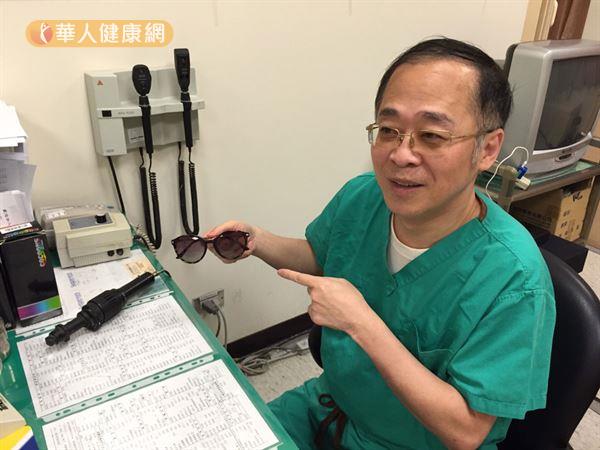 陳瑩山醫師（如圖）強調，偏光鏡片可過濾眩光和反射光，減少路面、水面或雪地反光。（攝影／記者張世傑）