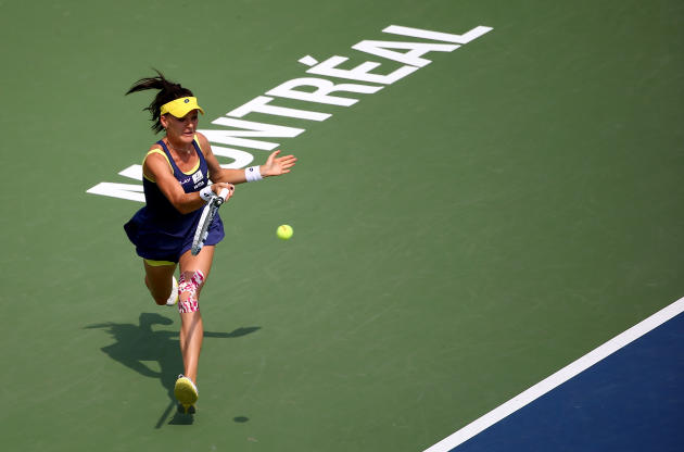 La tenista polaca Agnieszka Radwanska remata la pelota en la final del torneo de Montreal ante la estadounidense Venus Williams, el 10 de agosto de 2014, en Montreal, Canad&aacute;
