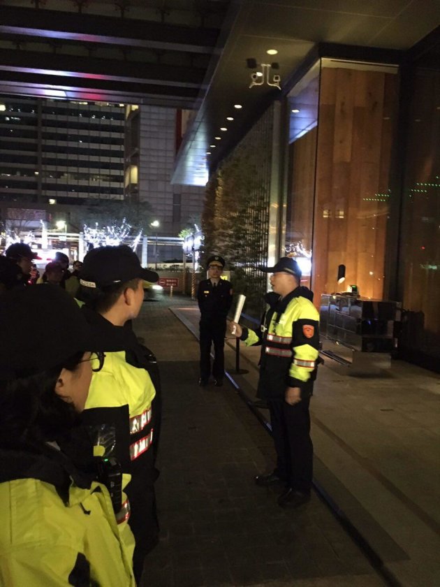 為了向W飯店宣示警方威力掃蕩的決心，分局長劉鴻烈也親自出馬。（圖中帶警帽者）