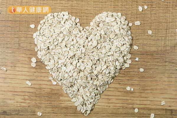 痔瘡患者的主食應盡量選擇糙米、燕麥等穀物，少吃精緻的白米和麵包。