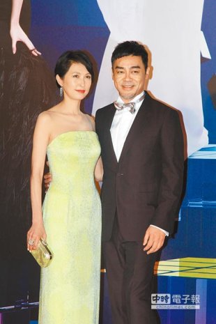 劉青雲（右）再奪香港電影金像獎影帝，太太郭藹明分享他的榮耀。（資料照片）