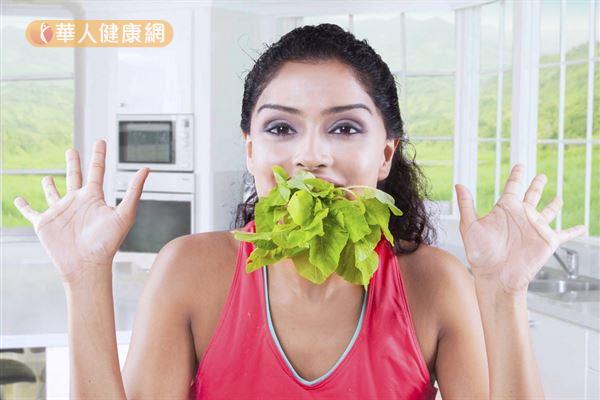 菠菜含有鎂和鐵等營養素，且價格便宜，是女性對抗疲勞的「提神蔬菜」。
