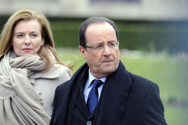 El presidente francés Francois Hollande y su pareja de entonces Valerie Trierweiler en Tulle, Francia, el 6 de abril de 2013