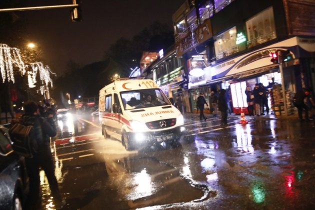 土耳其伊斯坦堡一間夜店在跨年夜遭受攻擊，救護車趕赴現場救援傷者。（美聯社）