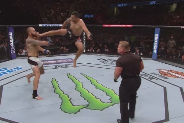 Werdum iniciou o duelo com um belo chute alto - Reprodução