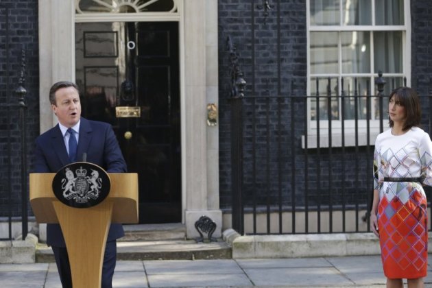 英國首相卡麥隆（David）在首相官邸前發表演說。（美聯社）