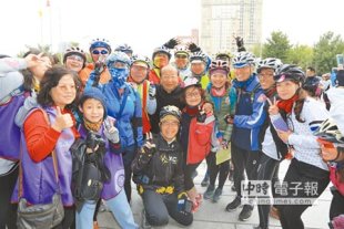 冷風中630人騎單車送餐傳愛，市長胡志強（中）感謝市民永不止息的熱心。（盧金足攝）