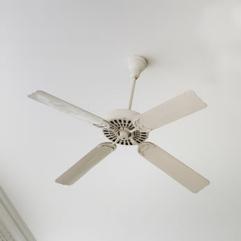 耗電量低的吊扇也是增加室內空氣流通循環的好幫手。