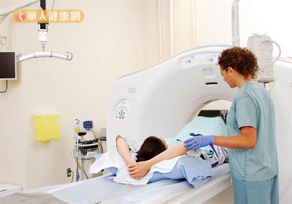 呂岳勳醫師表示，由於血管攝影為侵入性檢查，因此，此治療必須經由神經放射醫學會認證領有許可證書的醫師來施行較有保障。