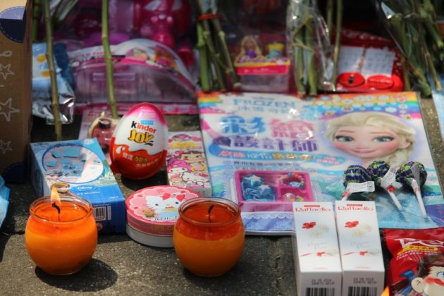 民眾獻上玩具、糖果、餅乾，悼念女童 (杜兆倫攝)