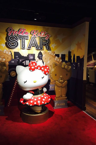 Hello Kitty Red Carpet美式餐廳內的大型公仔 (圖片來源／威秀影城粉絲團)