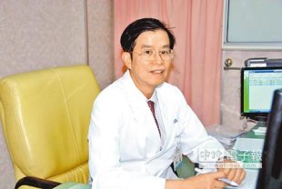 郭綜合醫院醫師李耀泰強調，維生素可以有效控制婦女的經痛問題。（黃文博攝）