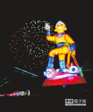 鬧元宵 就在今夜↑2016台灣燈會在桃園21日試燈彩排，創紀錄的26公尺高主燈，搭配雷射光束、乾冰和煙火秀，彷彿齊天大聖騰雲駕霧。（蔡依珍攝）