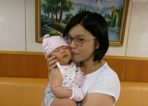 吳敏如媽媽有女萬事足，親吻女兒臉頰，孕期的煎熬化為無形。（圖片提供／衛福部豐原醫院）