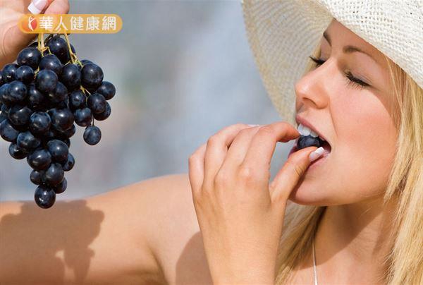 紫葡萄的果皮和籽含有豐富花青素，除了有助身體抗氧化，補腦的效果也不錯。