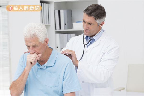 久咳不癒的民眾要當心，咳嗽有可能與胃食道逆流相關。