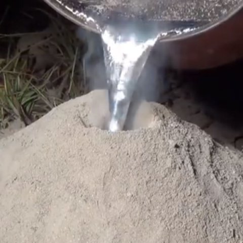 ΔΕΙΤΕ το ΑΠΙΣΤΕΥΤΟ VIDEO που προκαλεί ΧΑΜΟ! Έριξε αλουμίνιο σε φωλιά μυρμηγκιών στην αυλή του και τι έβγαλε;;;