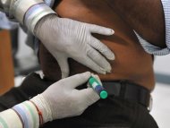 Médico aplica uma injeção de insulina em um paciente diabético