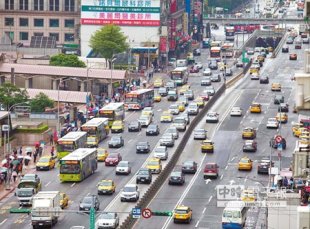台北市政府昨日完成忠孝西路公車專用道拆除工程，火車站前忠孝西路中午前恢復雙向通車。（王錦河攝）