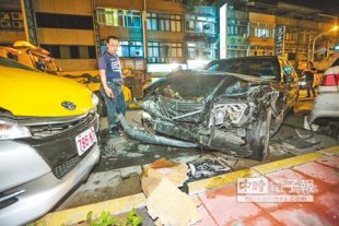 如打保齡球「台非工業協會」理事長洪慶忠，7日晚駕駛賓士車，經過台北市吉林國小對面時，疑似油門故障暴衝，衝到對向車道，造成其他11部汽機車受損，3人受傷送醫。（林后駿攝）