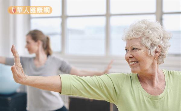 長輩要規律運動、營養均衡、多蔬果、多喝水，維持良好的生活習慣，才能常保健康。