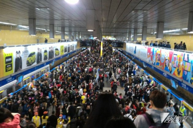 2017-01-012017台北跨年晚會後，市府捷運站擠滿散場的人湖。（方炳超攝）