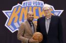 El presidente de los Knicks de Nueva York, Phil Jackson, derecha, posa con Derek Fisher durante una conferencia de prensa en Tarrytown, Nueva York, el martes 10 de junio de 2014. Los Knicks contrataron a Fisher como su nuevo entrenador en jefe. (Foto AP/Seth Wenig)