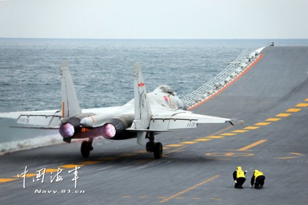 準備從遼寧艦上起飛的殲-15戰機。