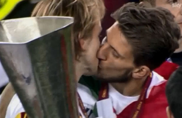 Ivan Rakitic et Daniel Carriço s'embrassent après la victoire du FC Séville en finale de la Ligue Europa le 14 mai 2014., Capture d'écran/DR