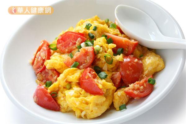 做番茄炒蛋時記得控制用油量，而腸胃不佳者可以將番茄去皮再料理，比較容易消化。